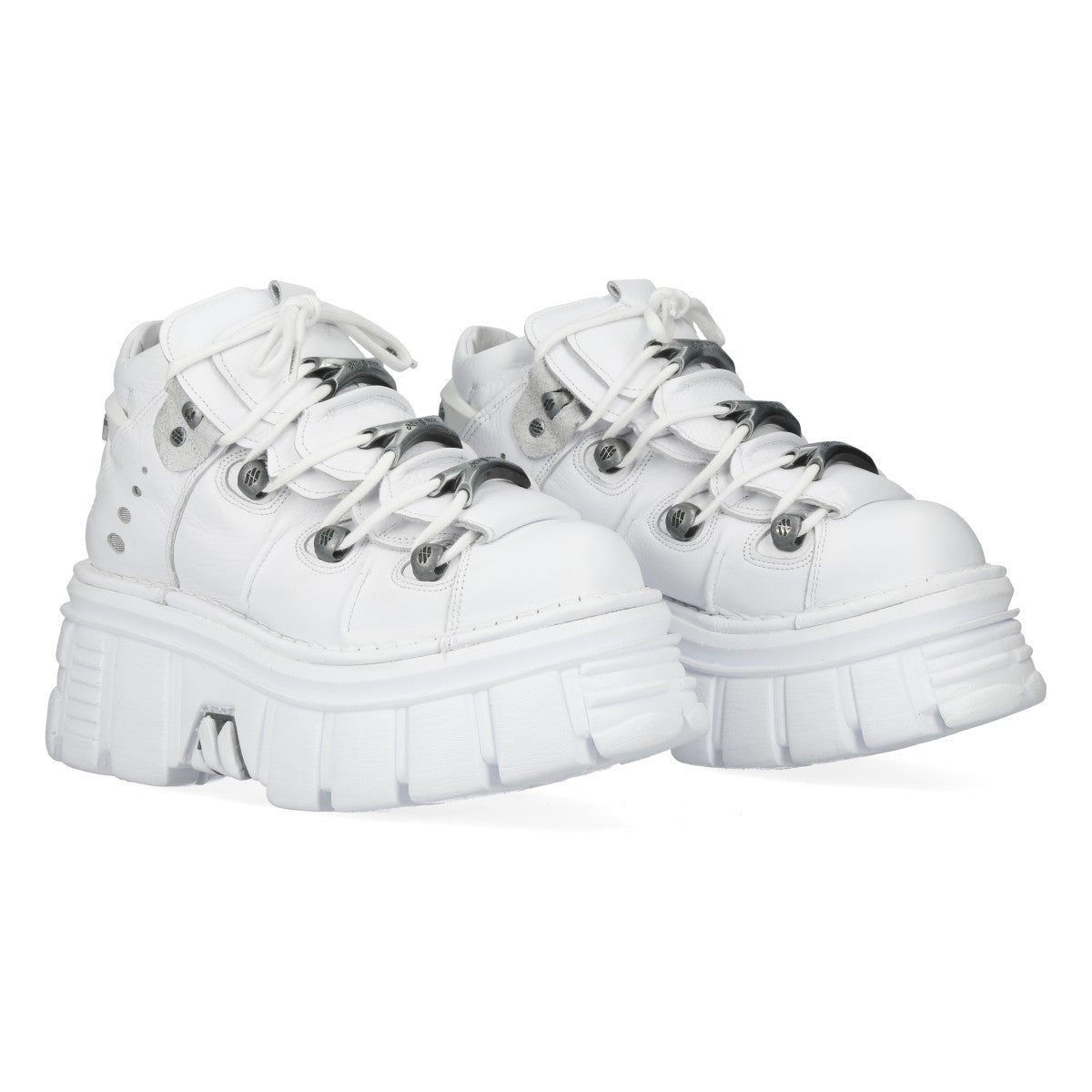 Par de botines New Rock M-106-S53 blancos vistos en diagonal