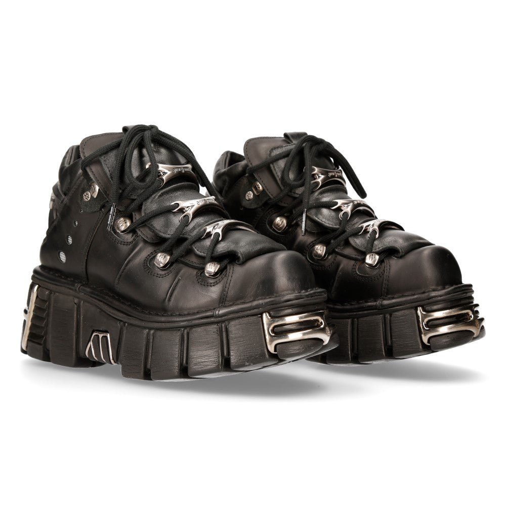 Par de botines New Rock M-106-S1 negros en vista diagonal
