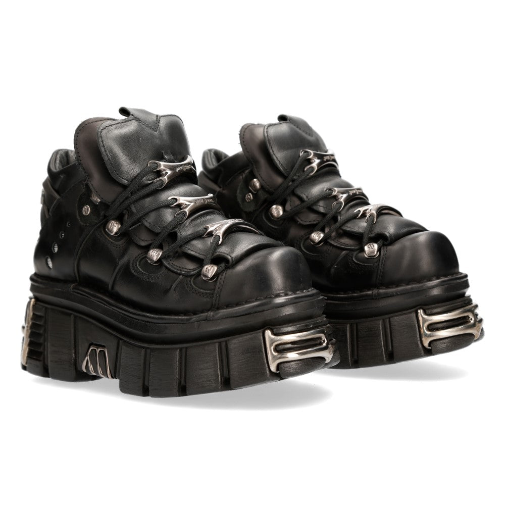Par de botines New Rock M-106-S112 negros vistos en diagonal