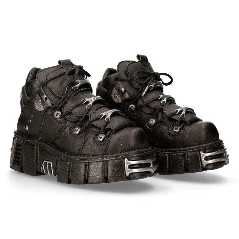 Par de botines veganos negros New Rock M-106-VS1 con plataforma y herrajes plateados
