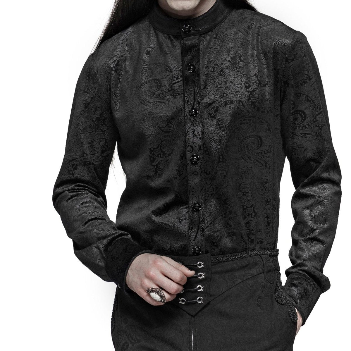 Detalle de la camisa gótica de hombre negra con estampado paisley y botones de piedra