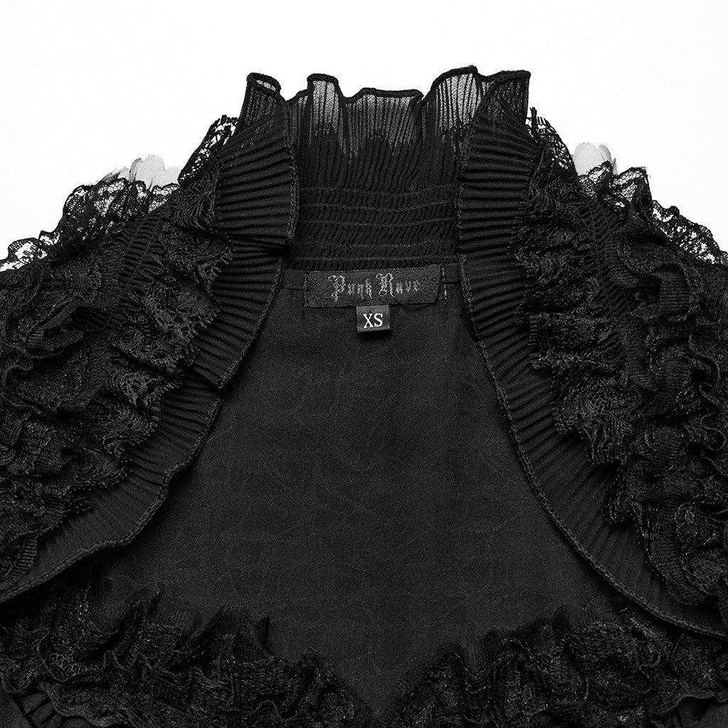 Detalle del cuello alto de gasa plisada con volantes de encaje