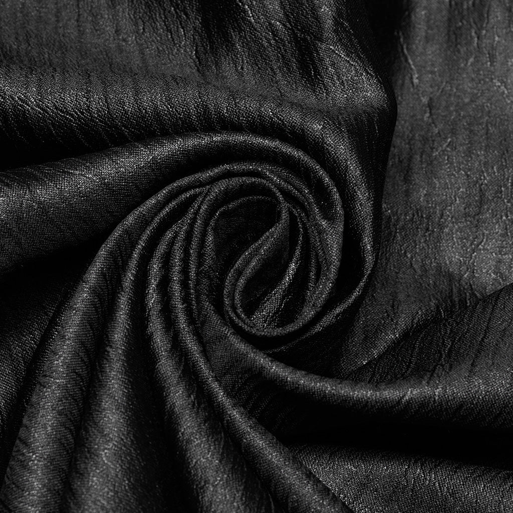 Detalle del tejido negro satinado con textura arrugada de la camisa