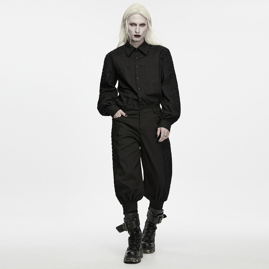 Look completo con la camisa de encaje metida en un pantalón negro y botas