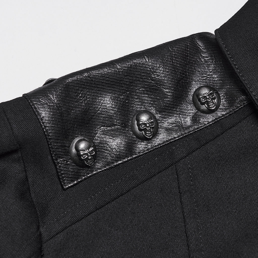 Detalle de los tres remaches de calavera sobre la pieza efecto piel del hombro