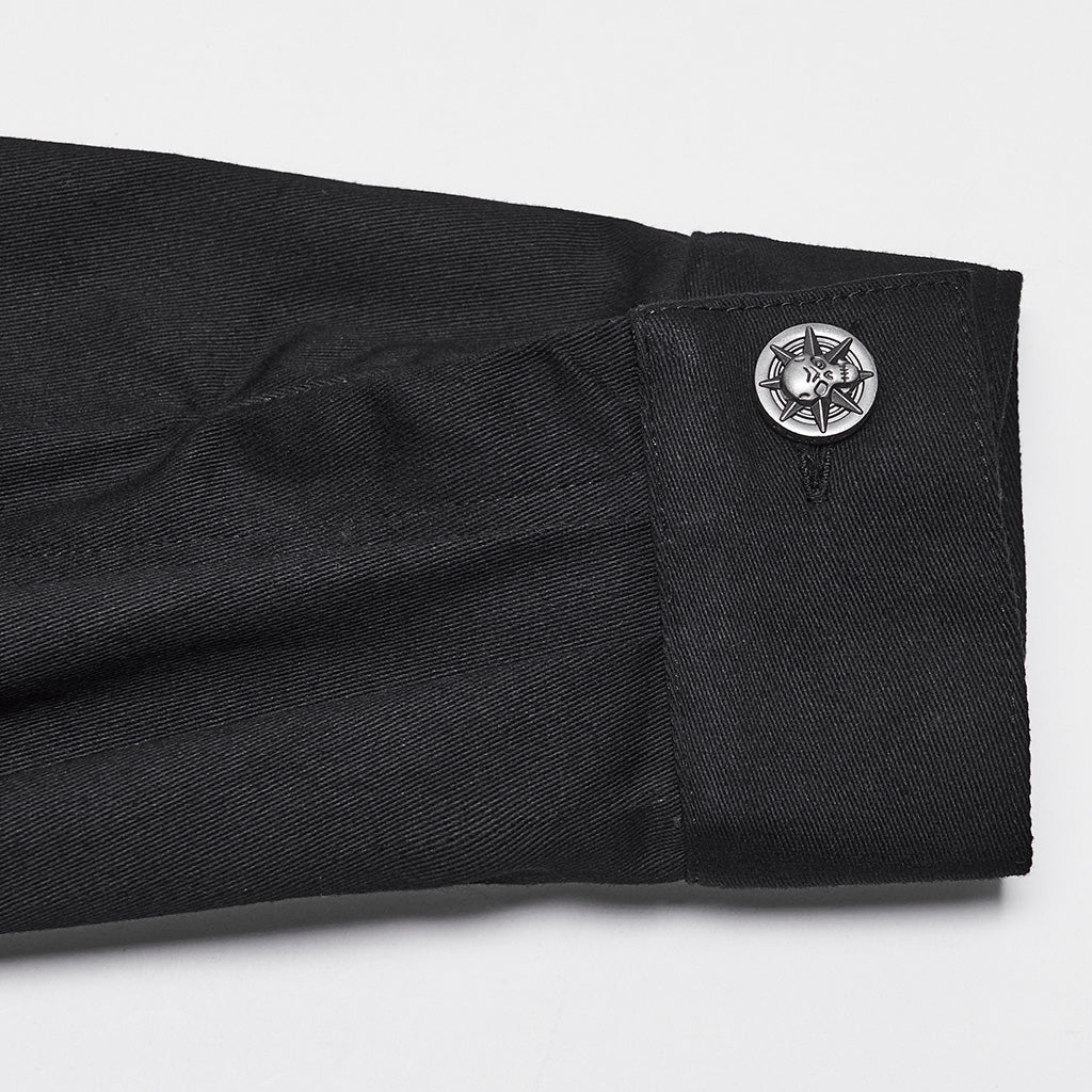 Puño de la camisa con botón plateado de calavera y estrella
