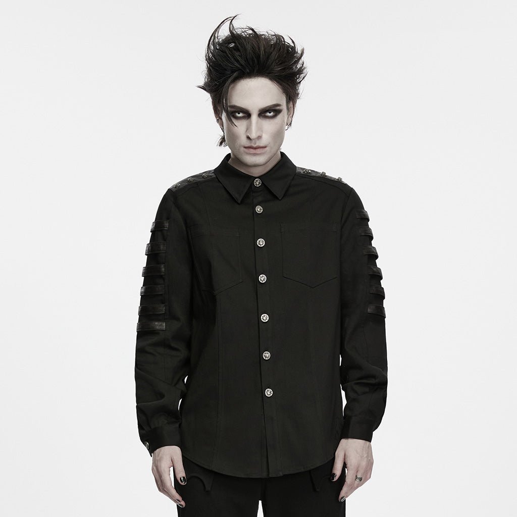 Camisa punk negra de hombre con tiras efecto piel en las mangas, vista frontal puesta