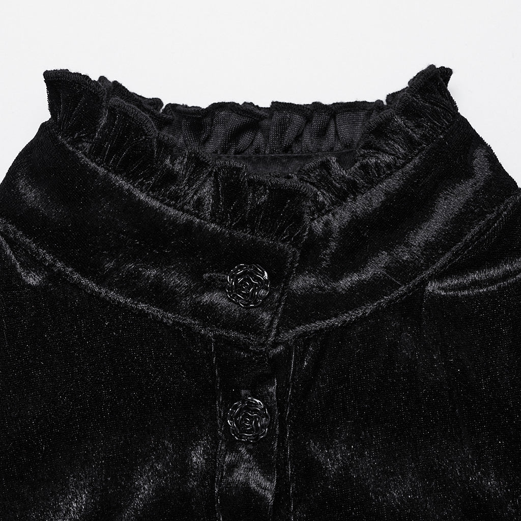 Detalle del cuello alto con volante y botones negros en forma de rosa