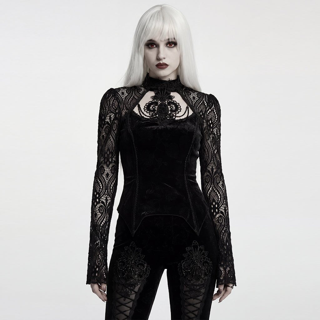Camiseta gótica de terciopelo negro con cuello alto y mangas de encaje puesta, vista frontal