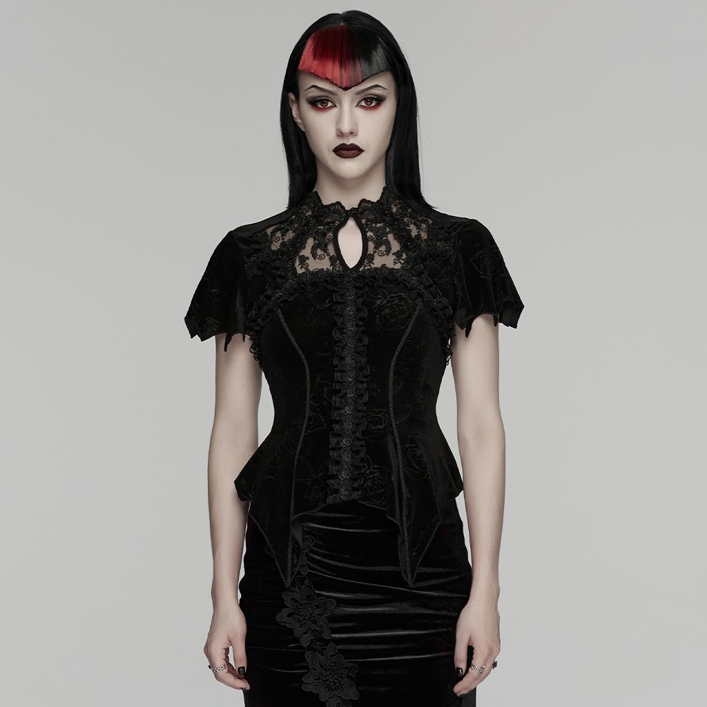 Camiseta gótica de terciopelo negro con canesú de encaje puesta, vista frontal