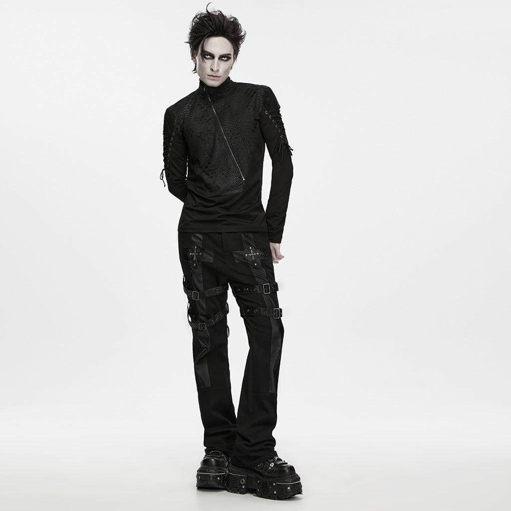 Look completo con la camiseta de serpiente, pantalón negro y botas de plataforma no incluidos