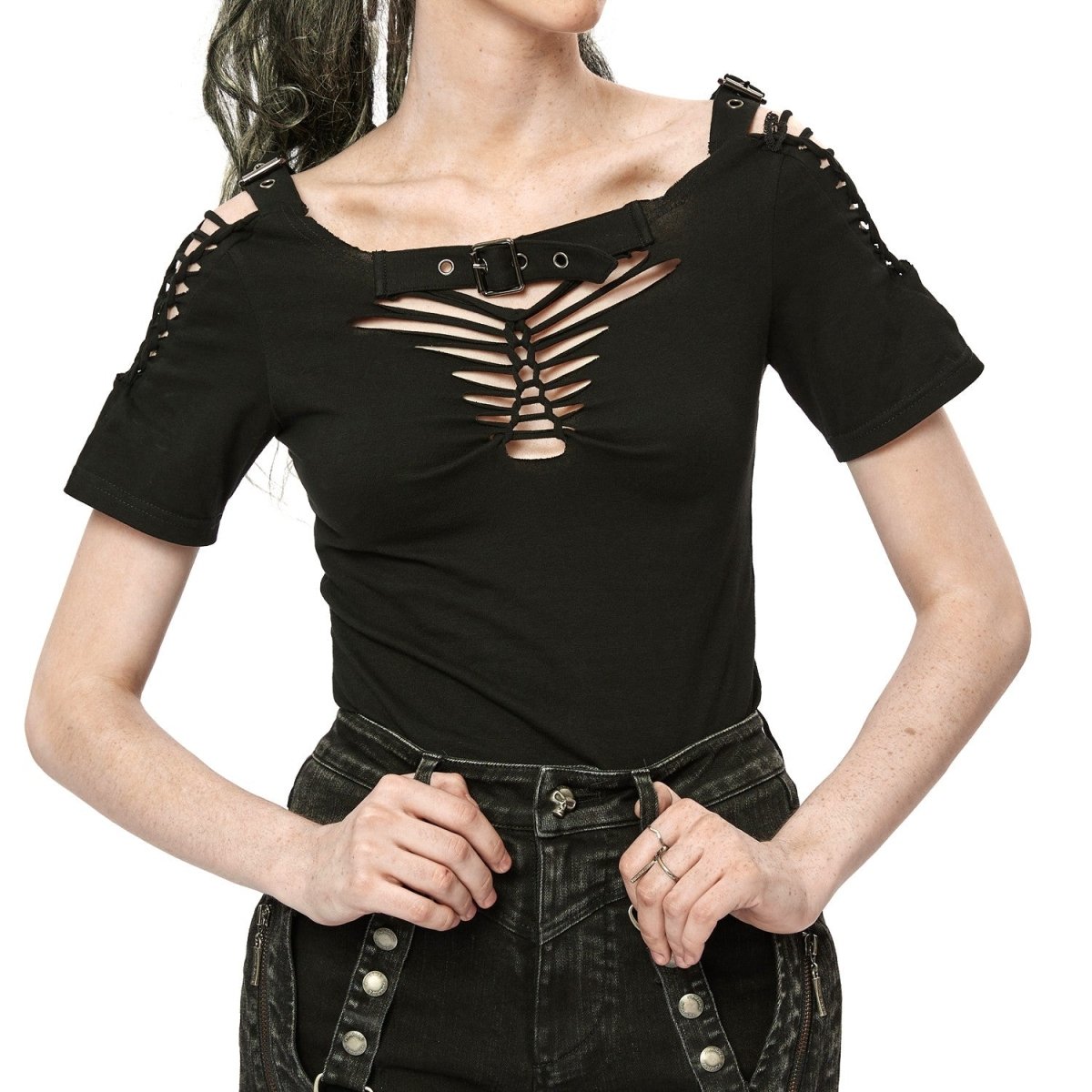 Camiseta punk negra puesta, detalle de los cortes del pecho y la hebilla del escote
