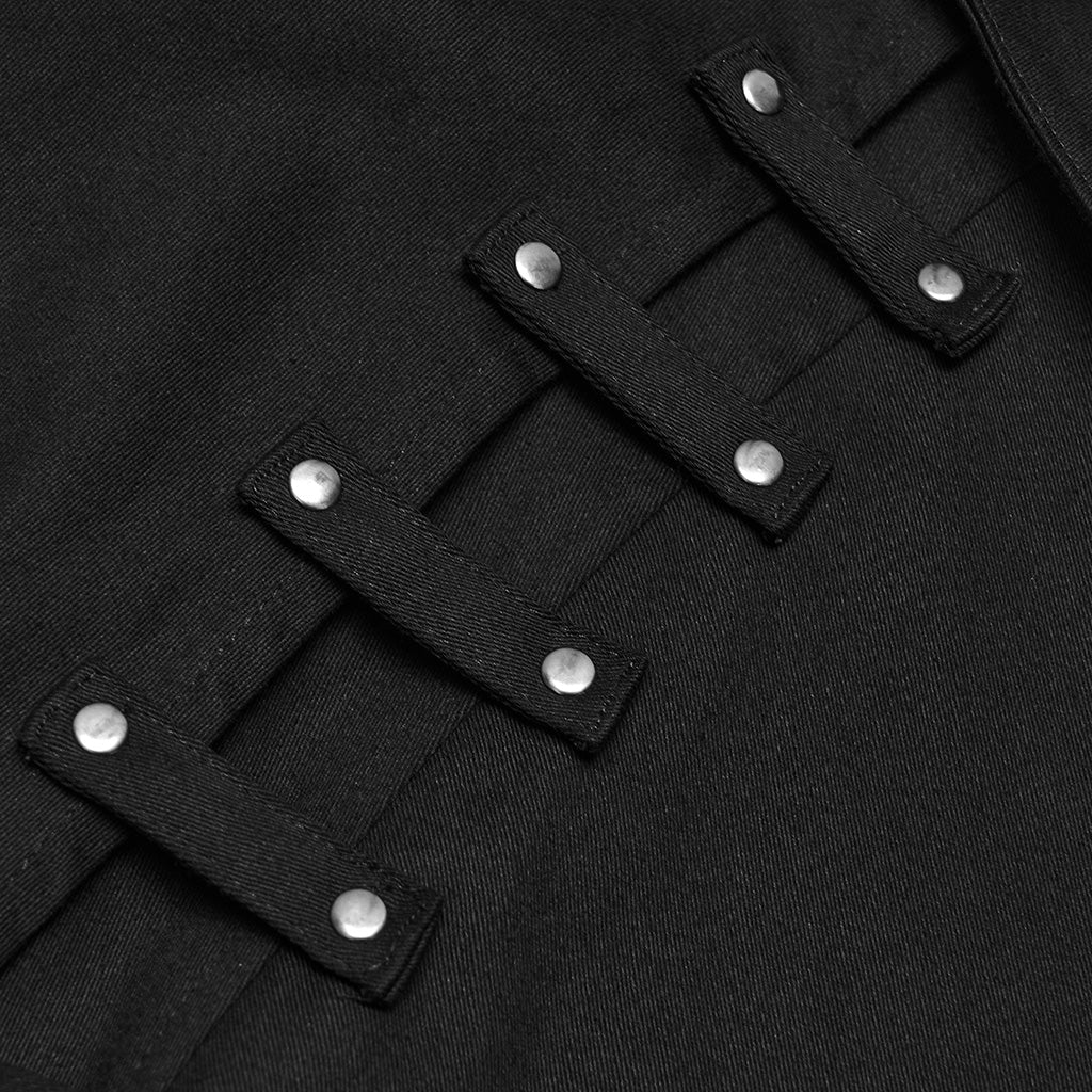 Detalle de las trabillas cruzadas con remaches plateados en el hombro