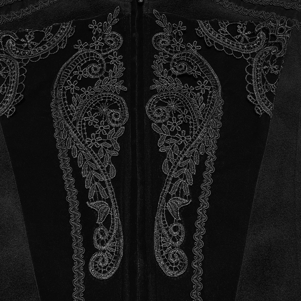 Detalle de los paneles de terciopelo negro con apliques bordados junto a la cremallera