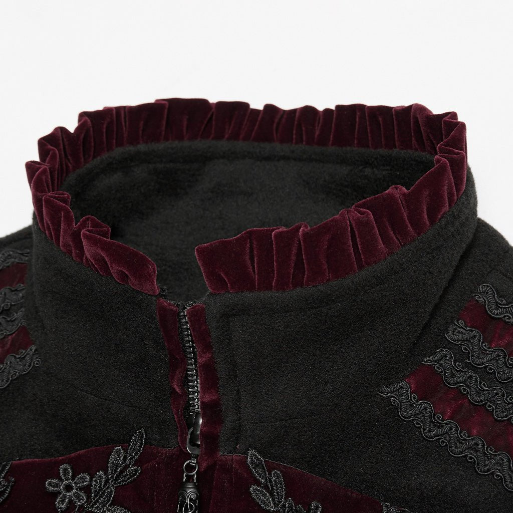 Detalle del cuello alto con volante de terciopelo rojo fruncido