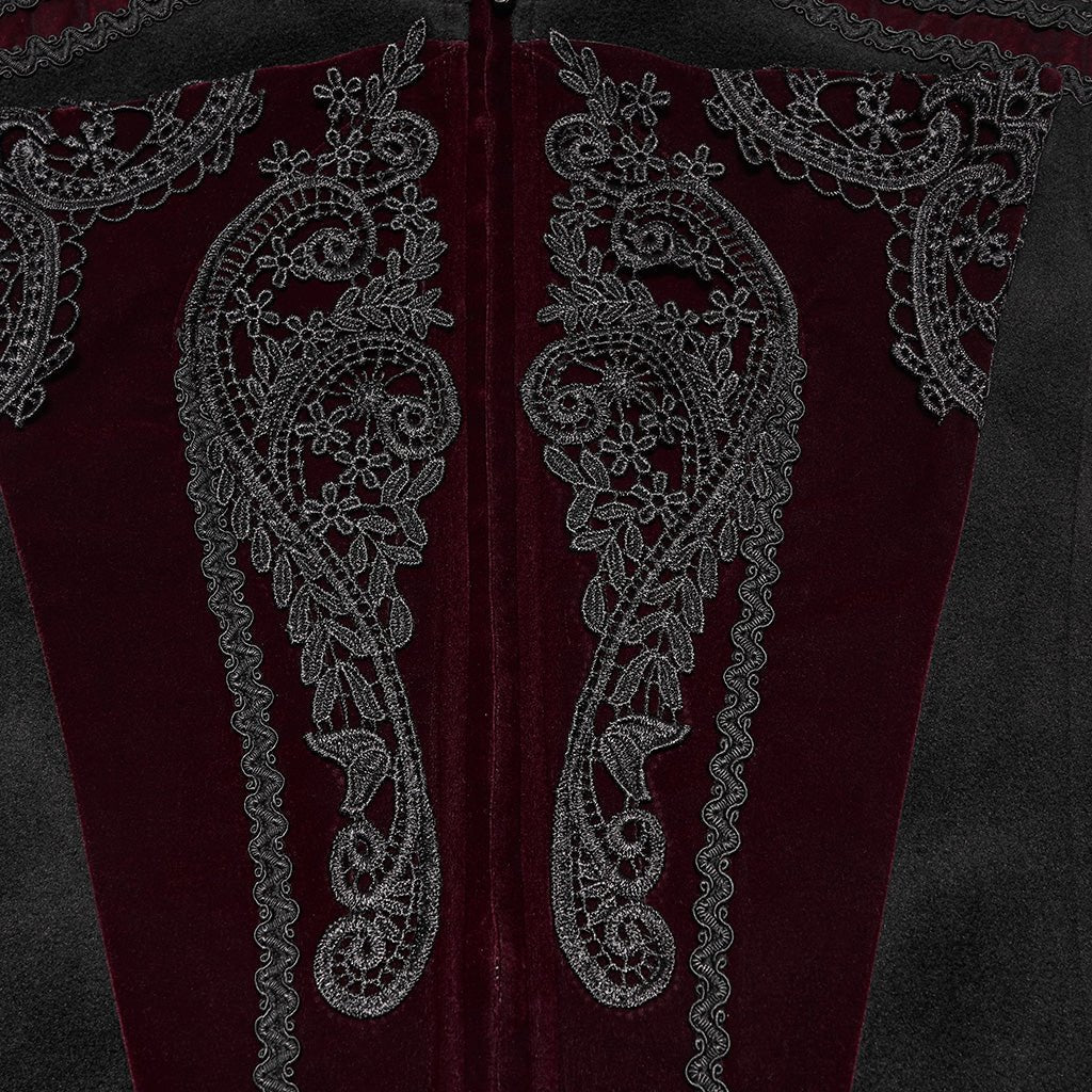 Detalle de los apliques bordados sobre los paneles de terciopelo rojo