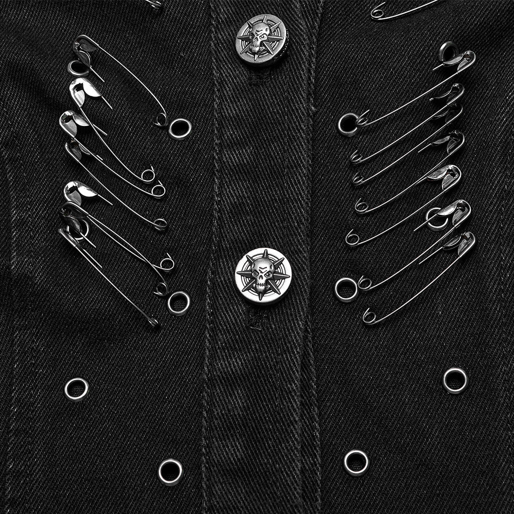 Detalle de los imperdibles en espiga y los botones de calavera plateados