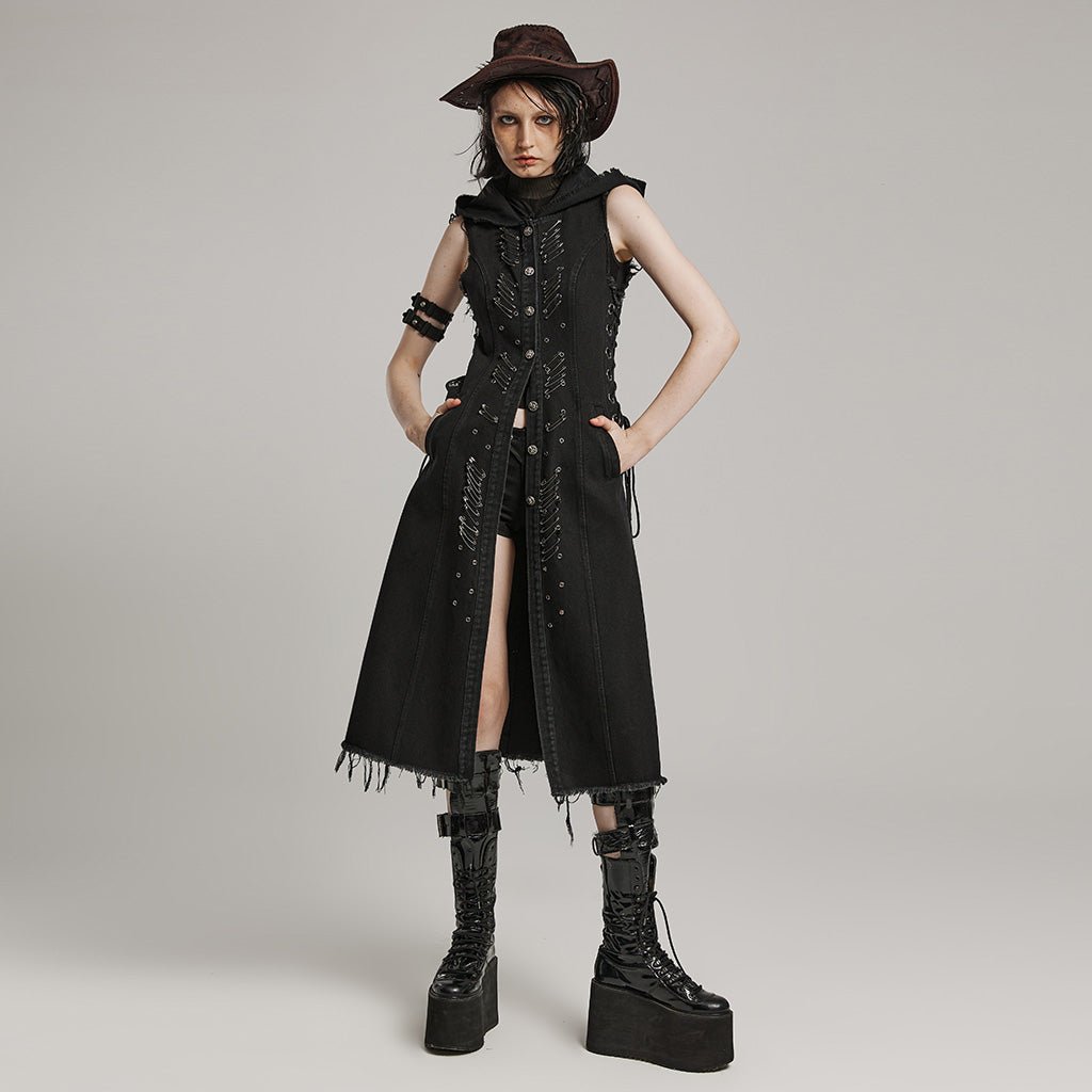 Chaleco largo punk llevado abierto con manos en los bolsillos, sombrero y botas no incluidos