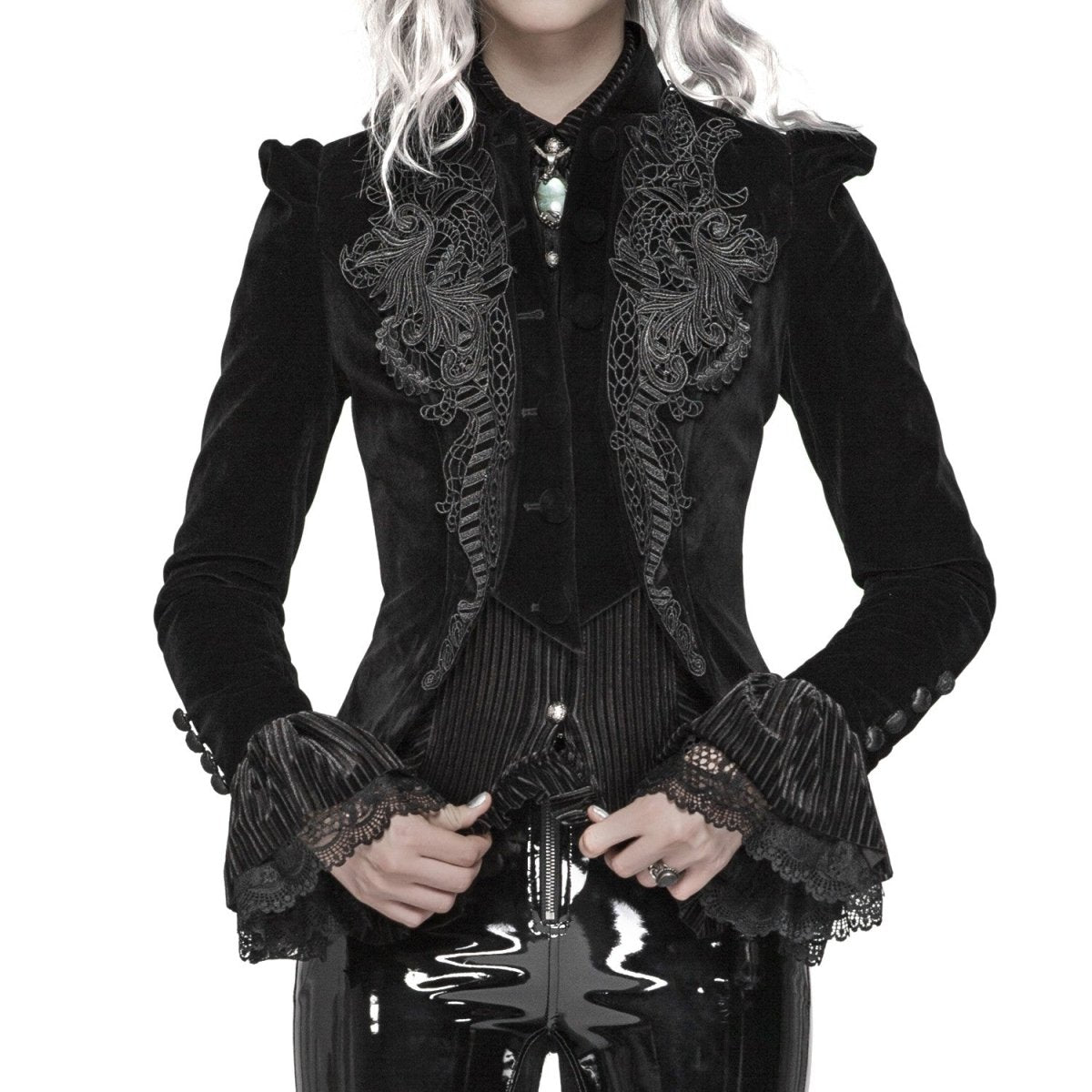 Chaqueta victoriana de terciopelo negro puesta, detalle del encaje y los puños