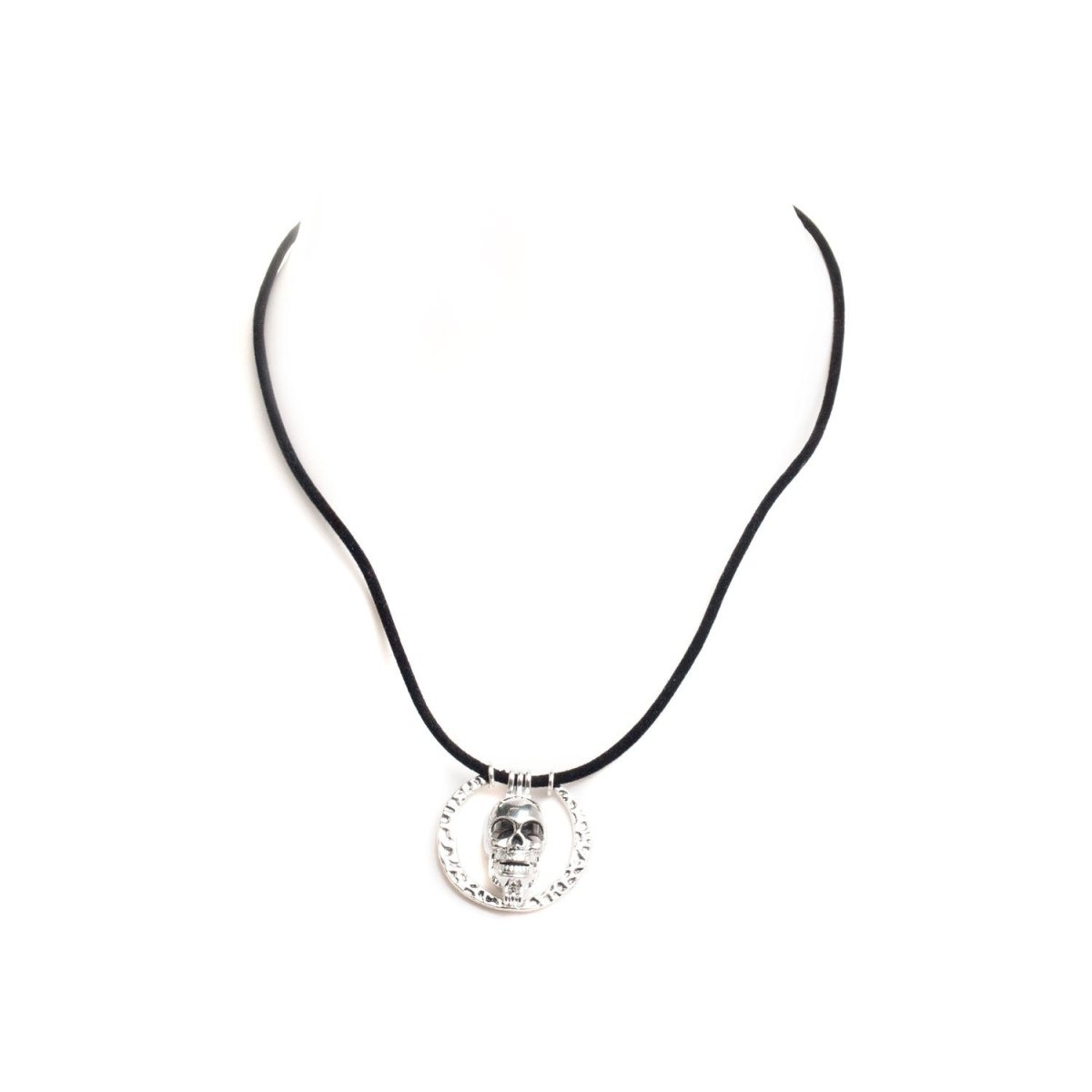Vista frontal del collar con colgante de calavera.