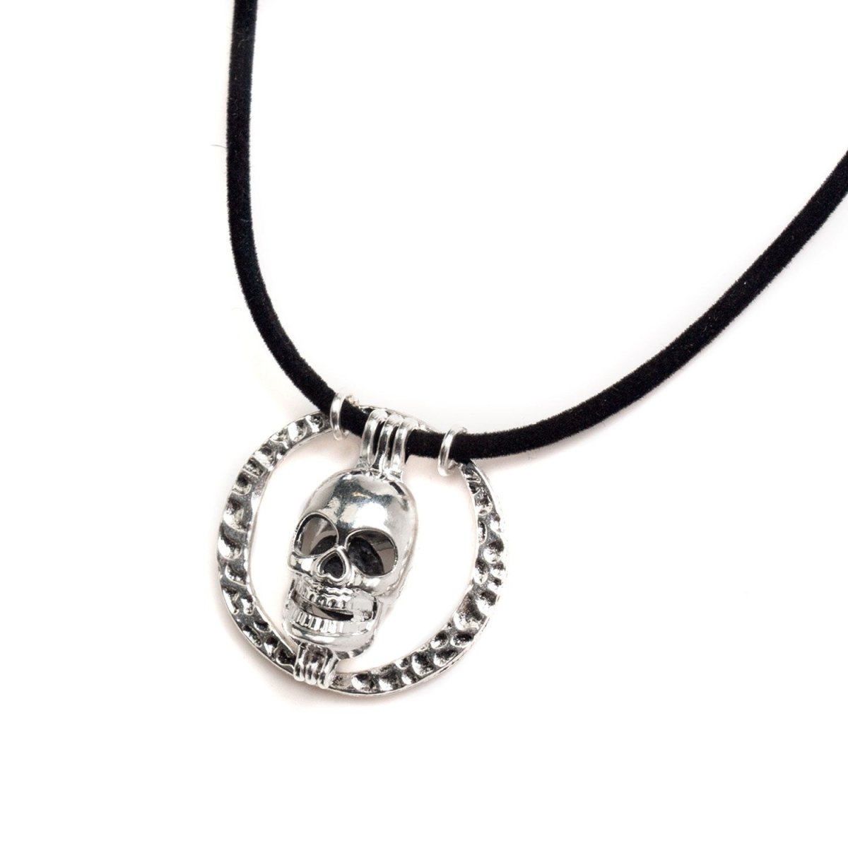 Collar con calavera combinado con un look gótico.