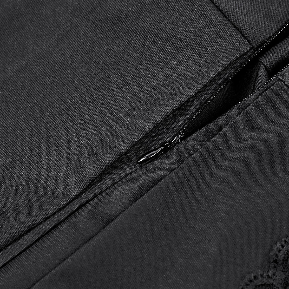 Minifalda Punk Plisada con Cruces y Encaje KW463: detalle de la cremallera lateral