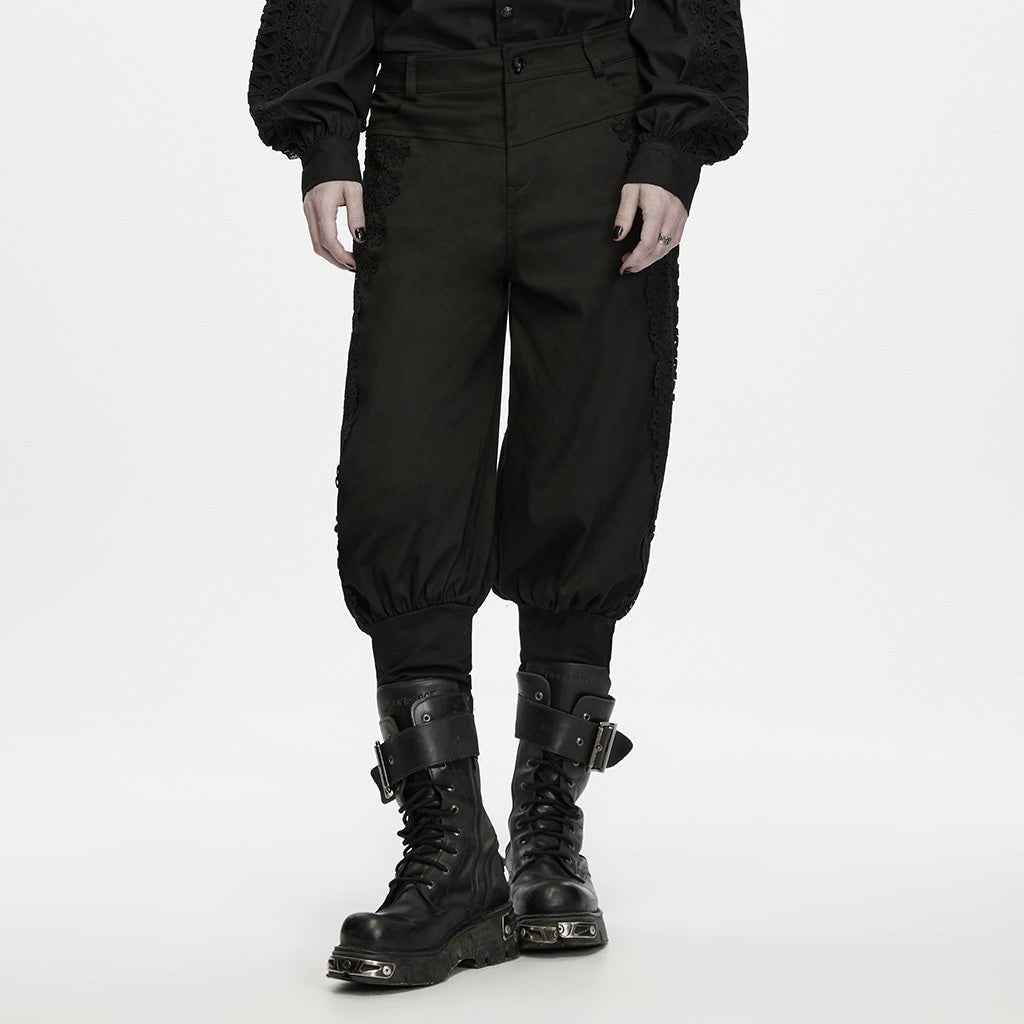 Pantalón bombacho gótico negro puesto, vista frontal con botas altas