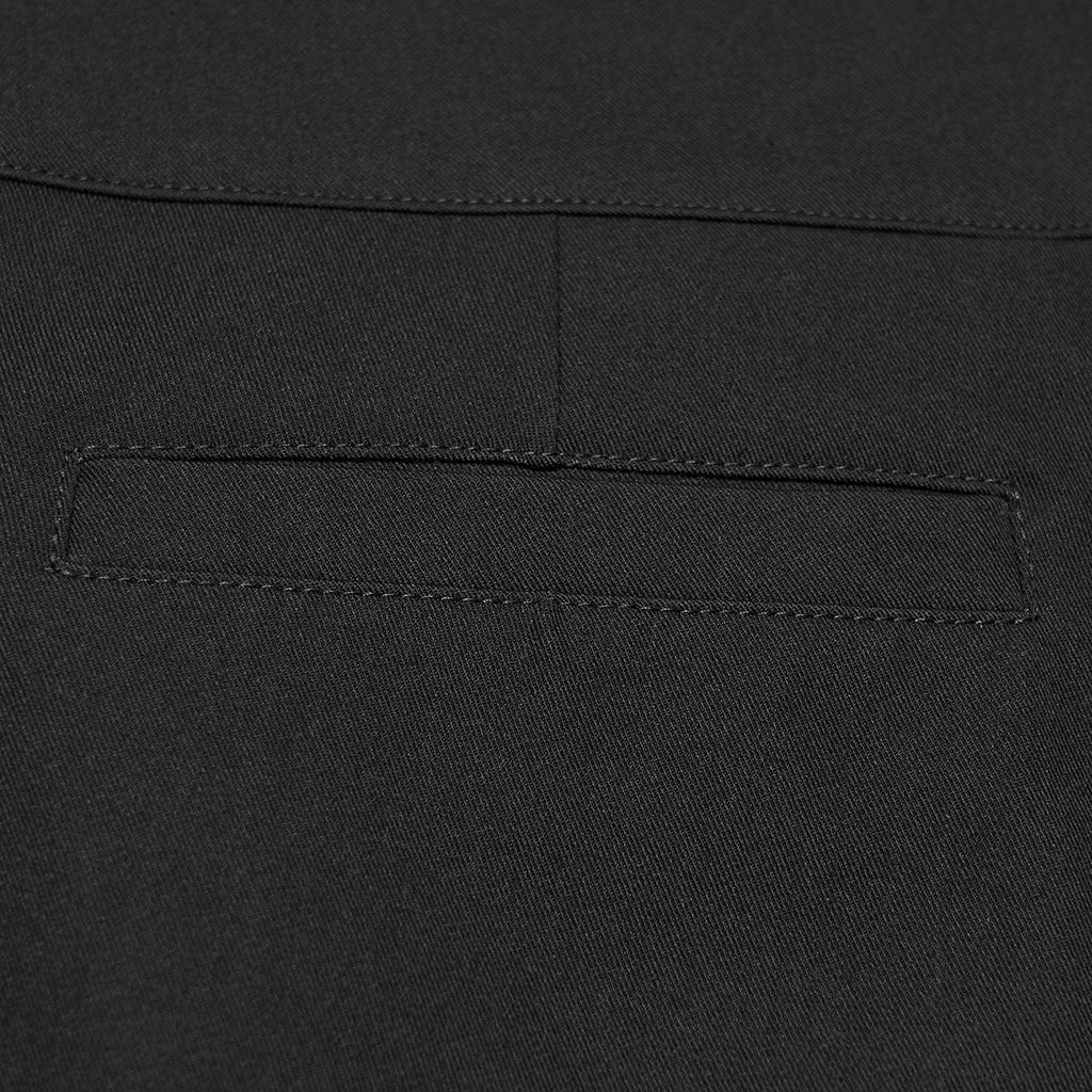 Bolsillo trasero de ribete con pespunte en el pantalón negro