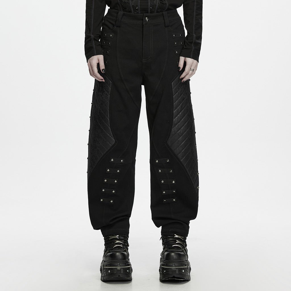 Pantalón punk negro con paneles craquelados puesto, vista frontal