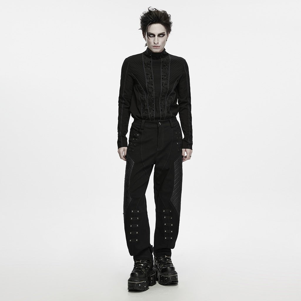 Modelo de cuerpo entero con el pantalón punk y una camisa negra no incluida