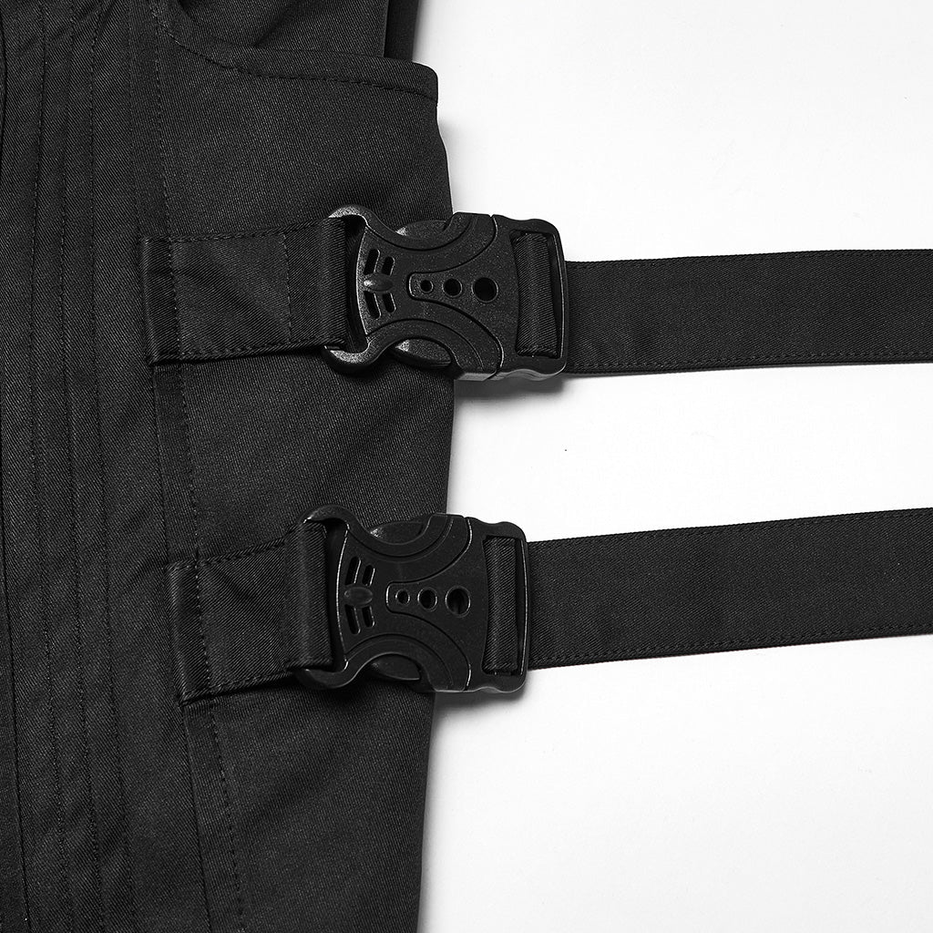 Detalle de las dos hebillas de plástico de las correas laterales