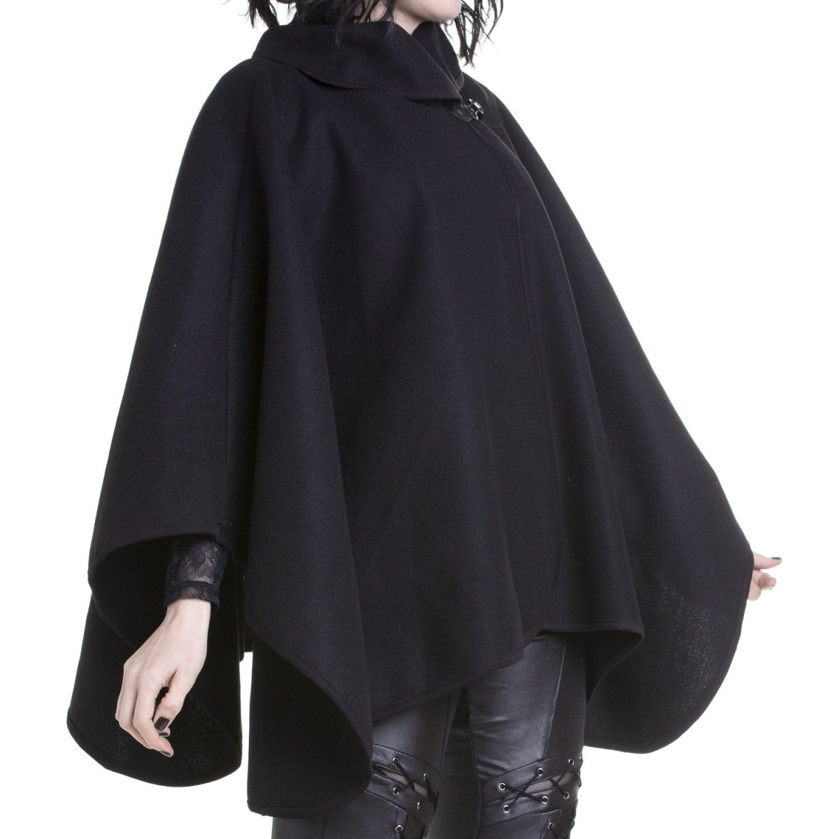 Poncho negro abrigado - vista lateral