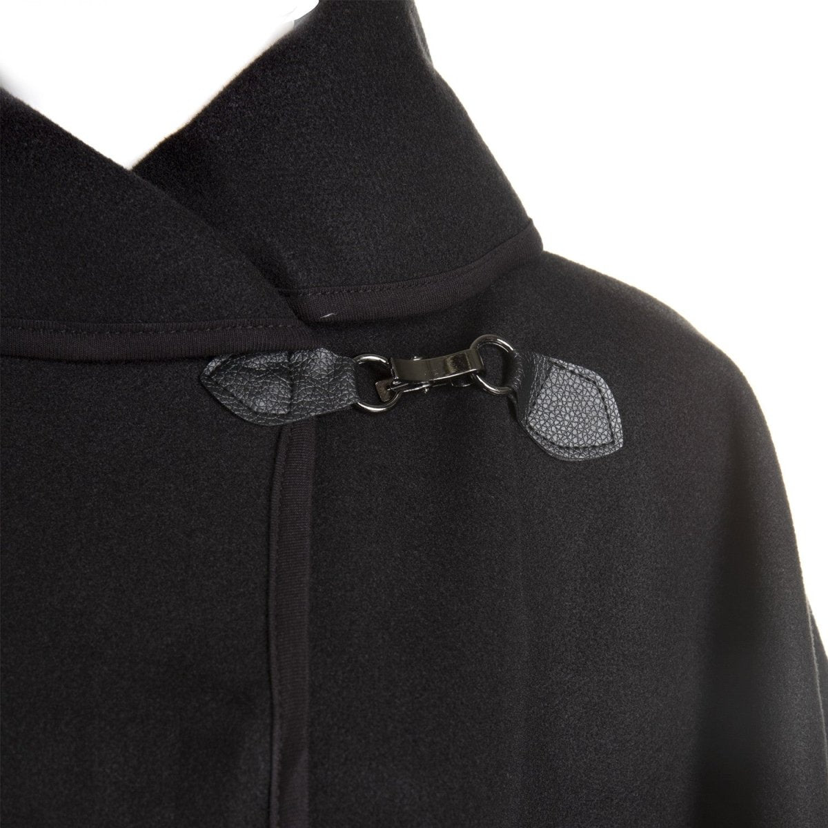 Poncho negro con hebilla - modelo de cuerpo completo