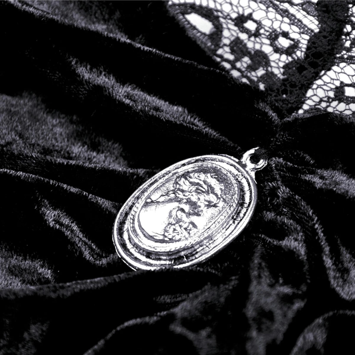 Top Gótico de Terciopelo con Hombros Descubiertos y Encaje - Crazyinlove