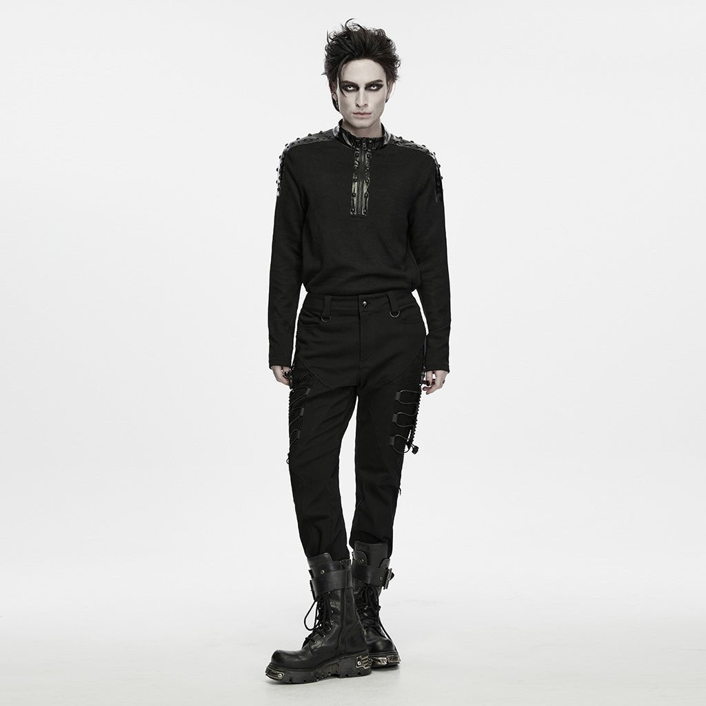 Modelo de cuerpo entero con el vaquero punk negro y botas altas