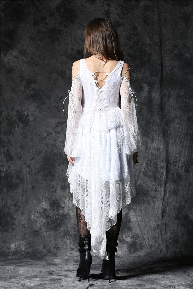 Espalda del vestido blanco con lazada tipo corsé y cola asimétrica de encaje en pico