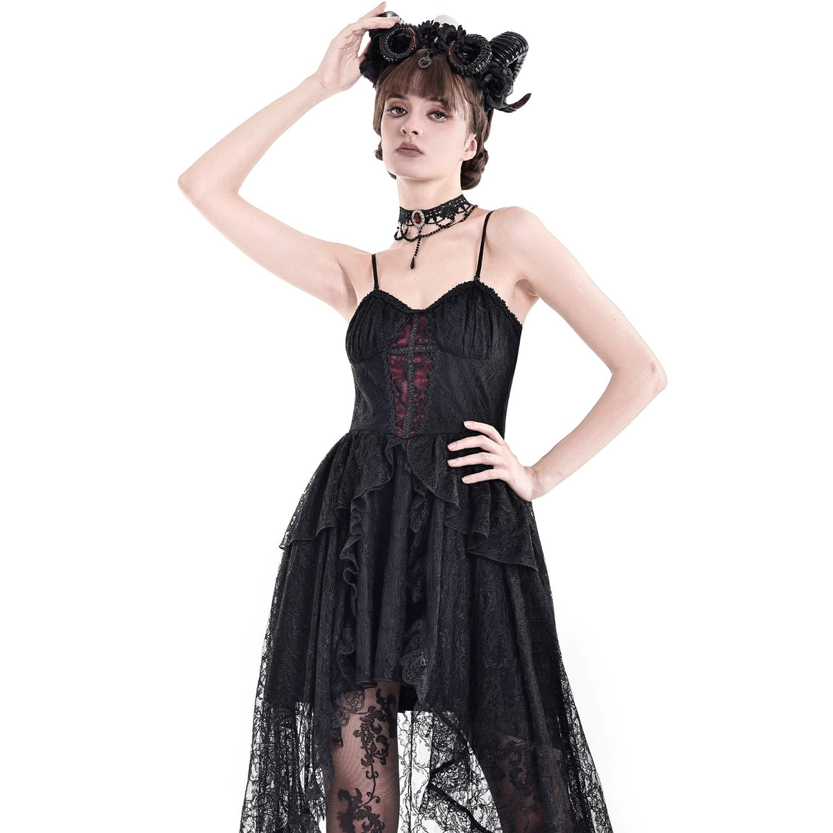 Vestido Gótico de Encaje con Bajo Asimétrico DW1215 en modelo con la mano en la cabeza