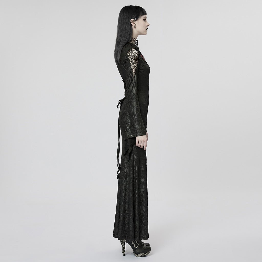 Perfil del vestido negro con hombro de encaje calado y cintas de la lazada trasera