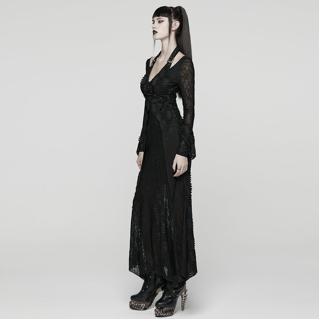 Perfil del vestido halter negro con hebilla en el cuello y tejido desgarrado en el cuerpo
