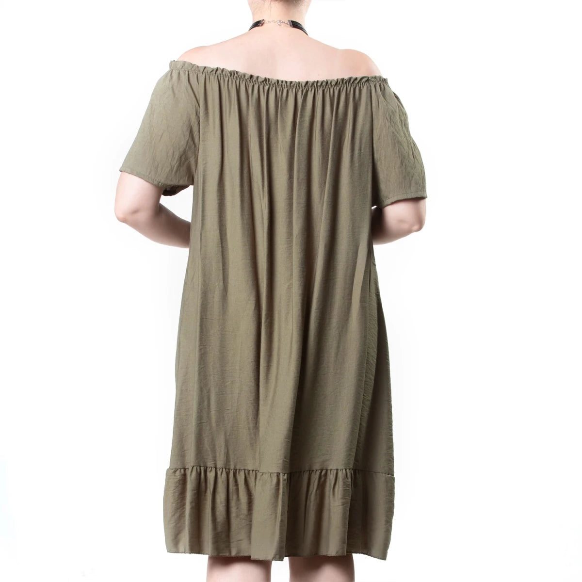Parte trasera de vestido corto verde caqui con escote recto elástico y caída holgada.