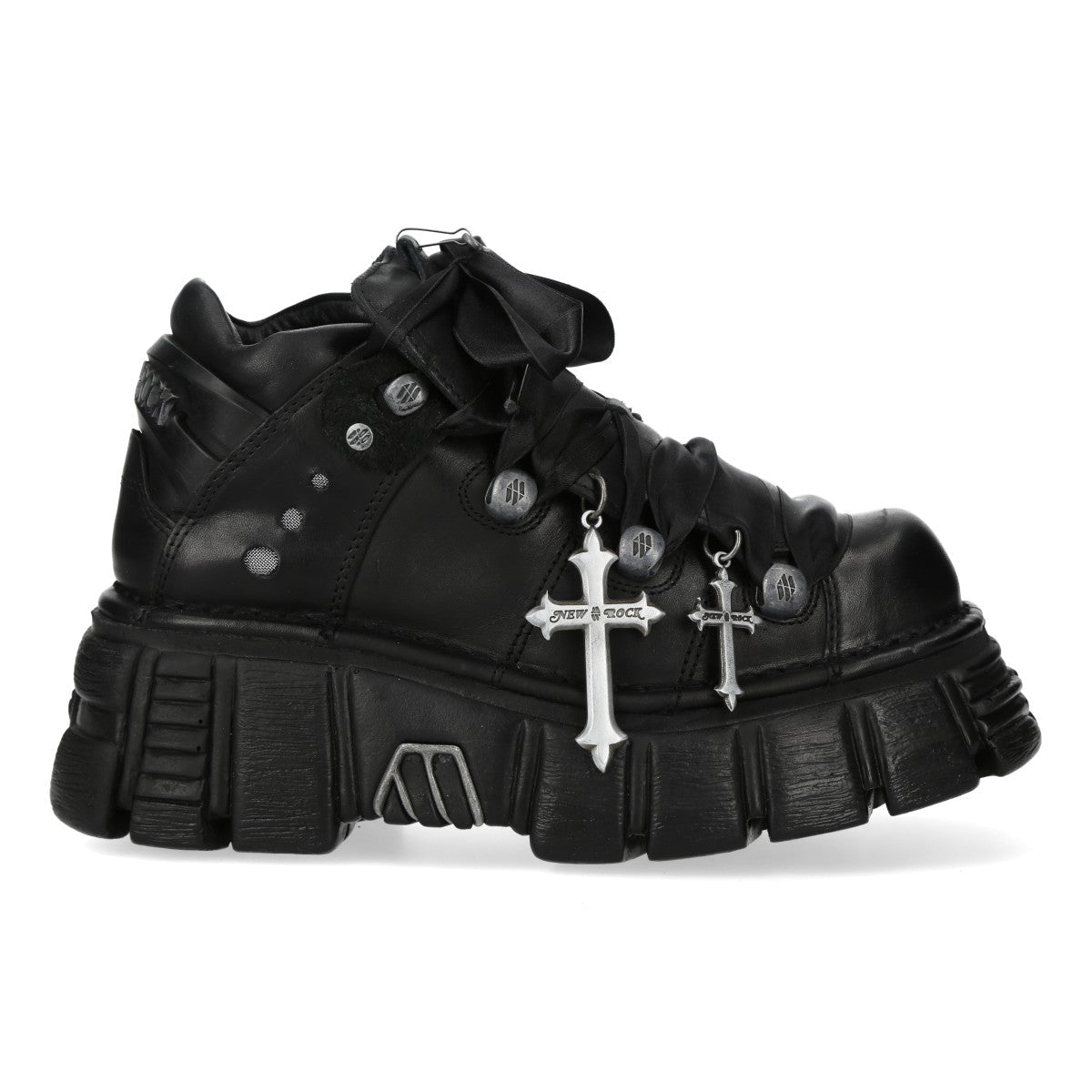 Sapato New Rock visto de lado com duas cruzes prateadas, tachas e plataforma preta