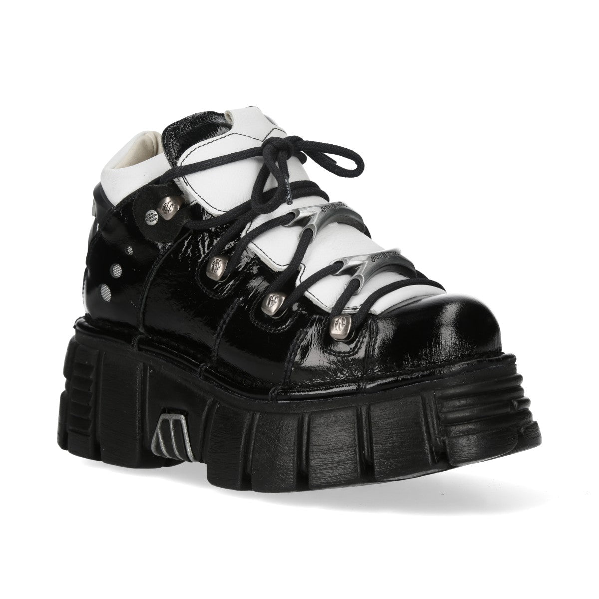 Chaussure rock noire et blanche vue de trois quarts avec œillets métalliques et lacets