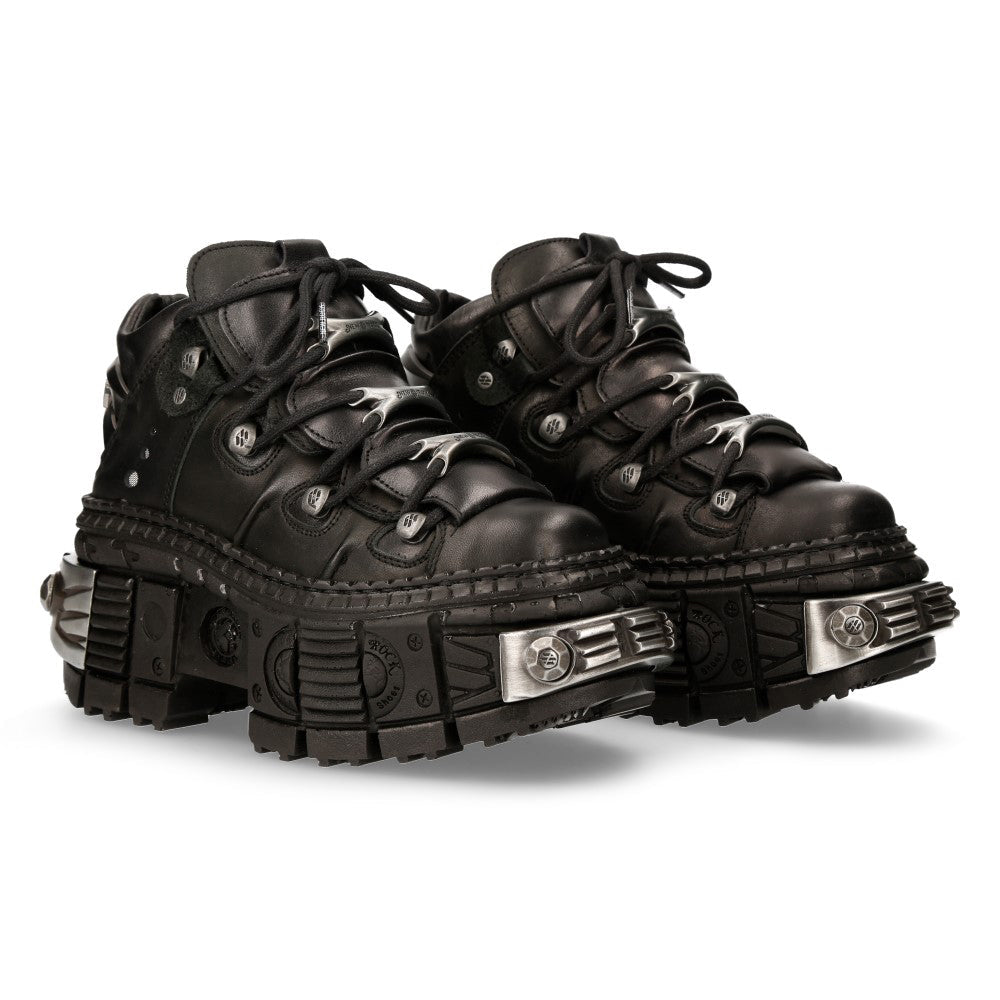 Par de zapatos New Rock M-WALL106-S10 negros de plataforma con placas metálicas, vista de tres cuartos