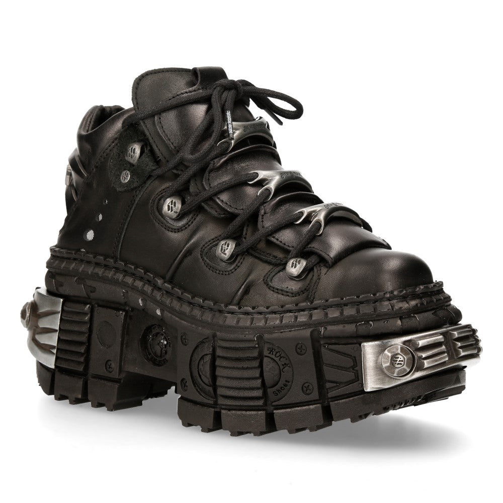 Zapato New Rock M-WALL106-S10 en ángulo delantero con pasadores plateados en forma de garra