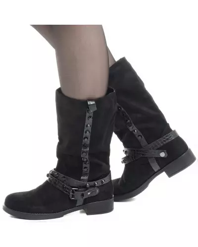Hohe Stiefel mit Nieten der Style-Marke für 25,00 €