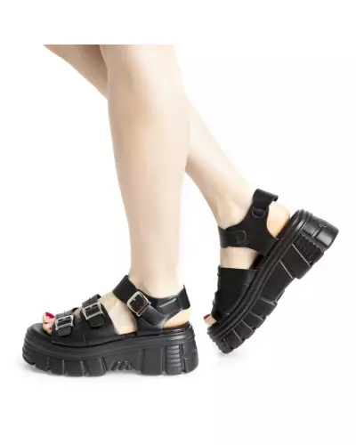 Sandalen mit Plateau der Style-Marke für 19,90 €