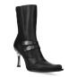 Botas New Rock com Salto Metálico e Fivelas Botas New Rock com Salto Metálico e Fivelas