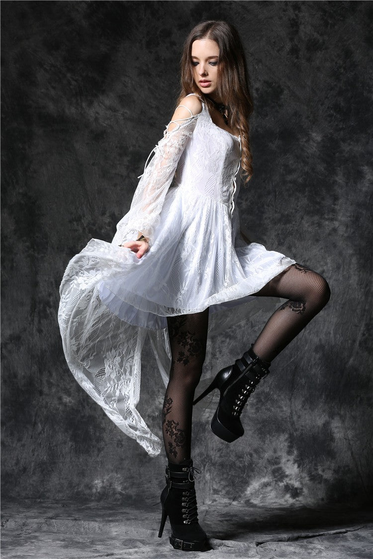 Vestido blanco de encaje en movimiento mostrando el vuelo de la cola y botas negras de tacón