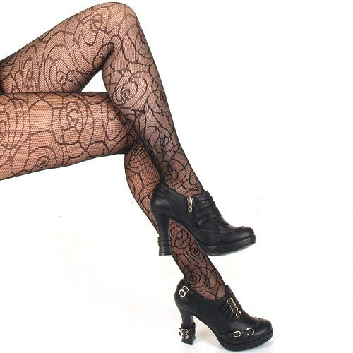 Medias de rejilla negras con rosas góticas puestas con botines negros de tacón