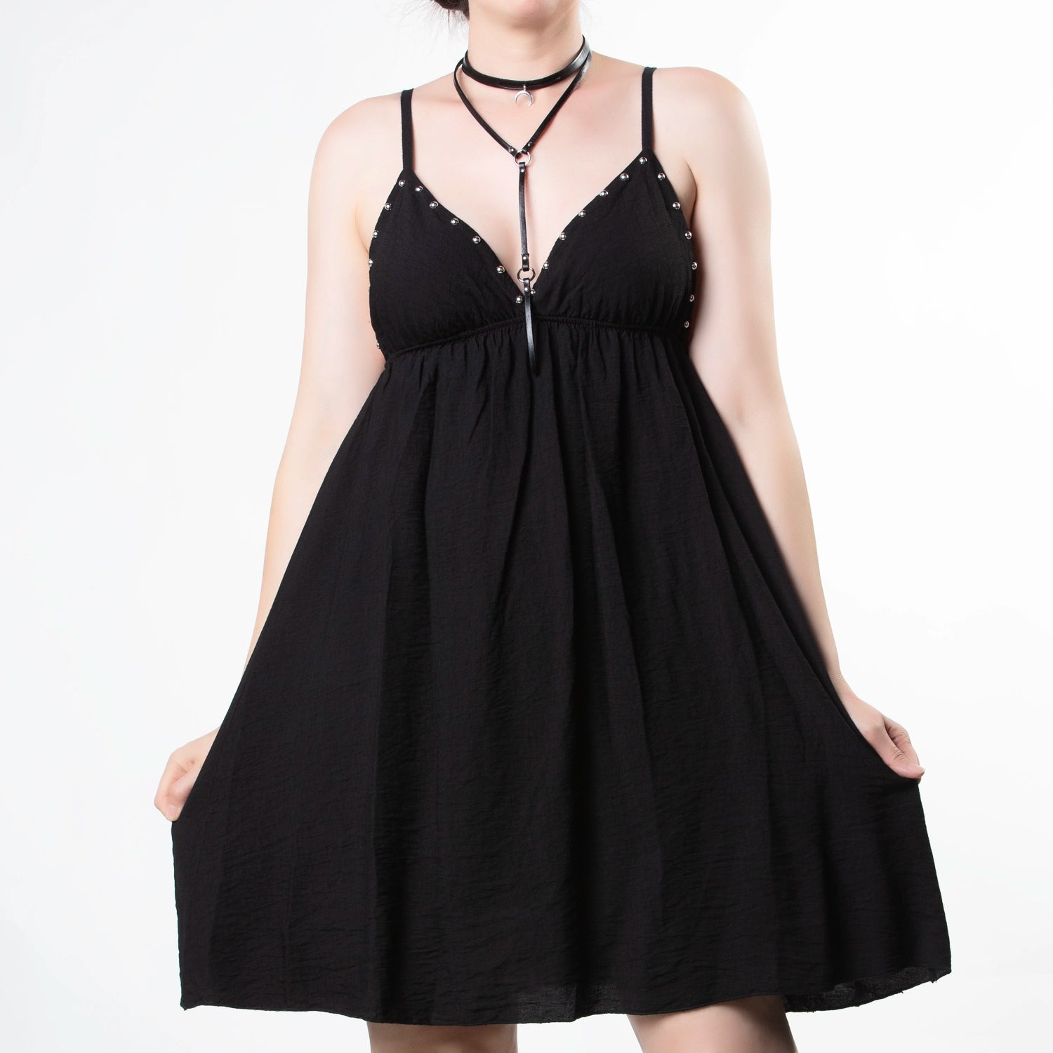 Vestido Corto Negro Babydoll con Tachuelas Plateadas